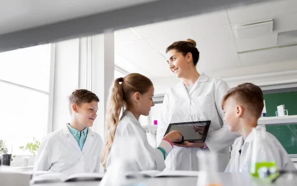 教师与平板电脑和孩子在化学课 — 图库照片