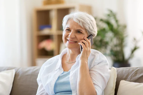 Idős nő hív okostelefon otthon — Stock Fotó