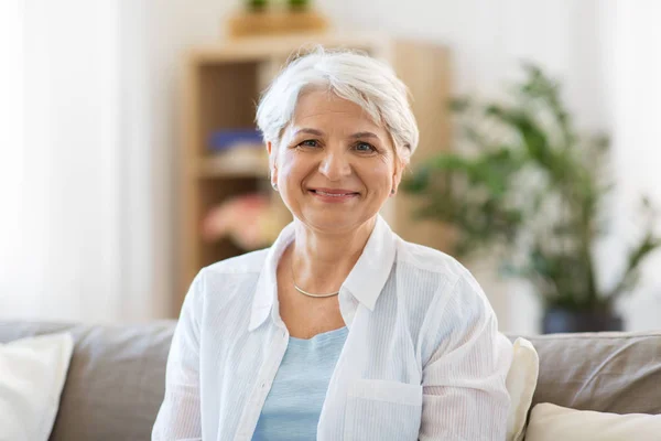 Porträtt av happy senior kvinna som skrattar — Stockfoto