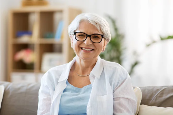 Портрет счастливой пожилой женщины в очках — стоковое фото