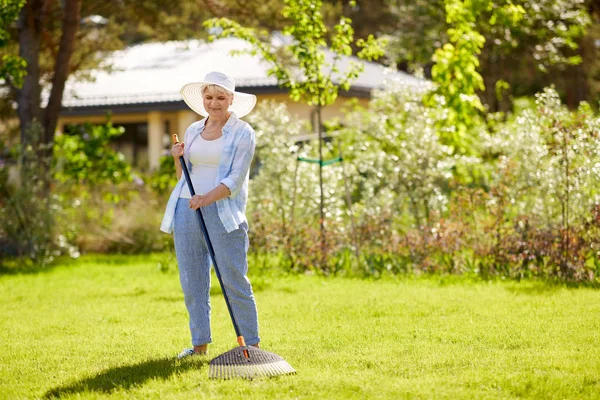 Садівництво Концепція Людей Щаслива Старша Жінка Газоном Працює Літньому Саду — стокове фото