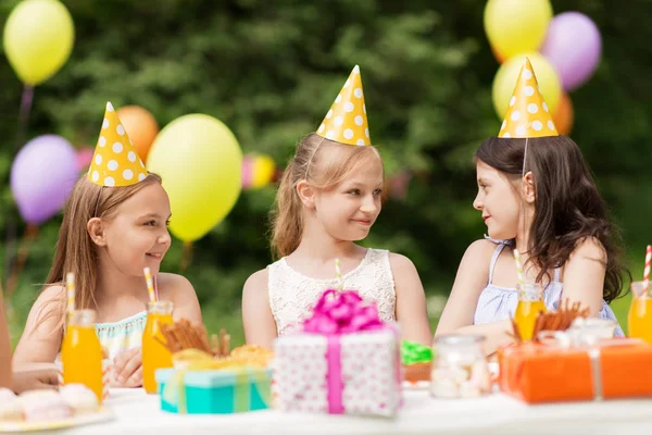 Glada tjejer på födelsedagsfest på sommarträdgård — Stockfoto