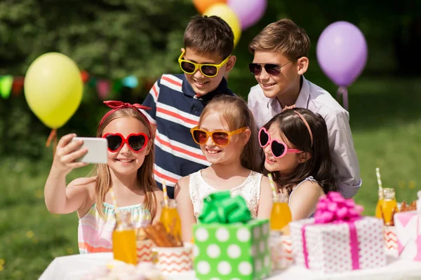 Niños felices tomando selfie en fiesta de cumpleaños — Foto de Stock