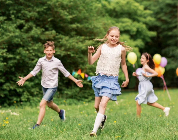 Niños felices jugando etiqueta juego en la fiesta de cumpleaños —  Fotos de Stock