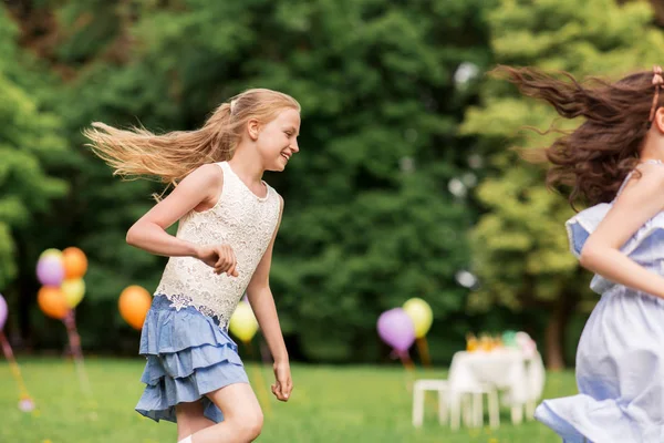 Gelukkig meisjes spelen tag game op verjaardagsfeestje — Stockfoto