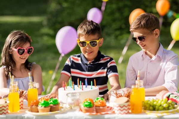 Szczęśliwy kids z tort na przyjęcie urodzinowe lato — Zdjęcie stockowe