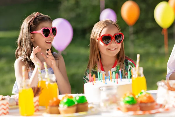 Glada barn med tårta på födelsedagsfest på sommaren — Stockfoto