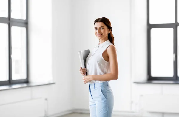 Mujer de negocios o agente inmobiliario con carpeta en la oficina — Foto de Stock