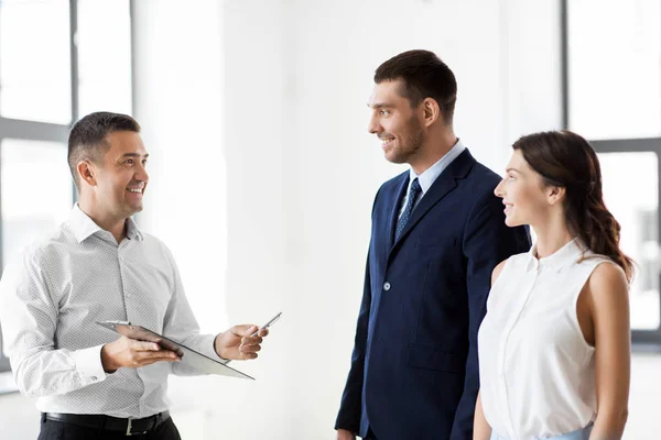 Realtor showing contract document to customers — Stock Photo, Image