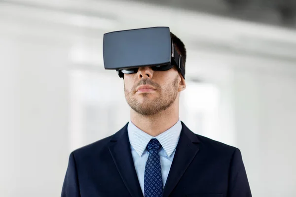 Бизнесмен с гарнитурой виртуальной реальности в офисе — стоковое фото