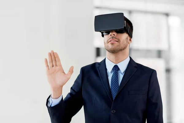 Бізнесмен з гарнітурою віртуальної реальності в офісі — стокове фото