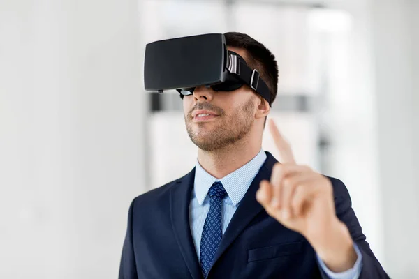 Hombre de negocios con auriculares de realidad virtual en la oficina —  Fotos de Stock