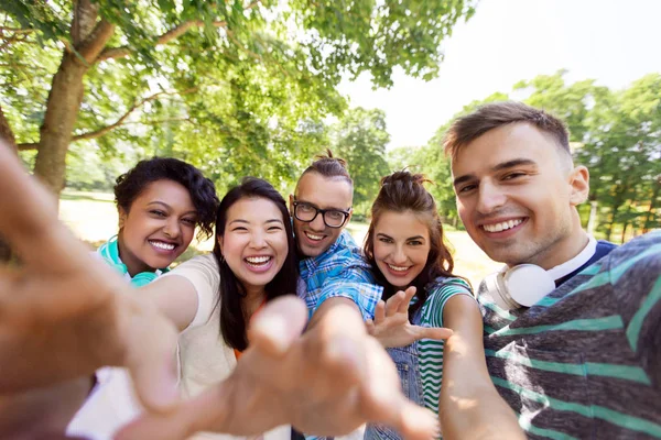 Grupo de amigos internacionales felices tomando selfie — Foto de Stock