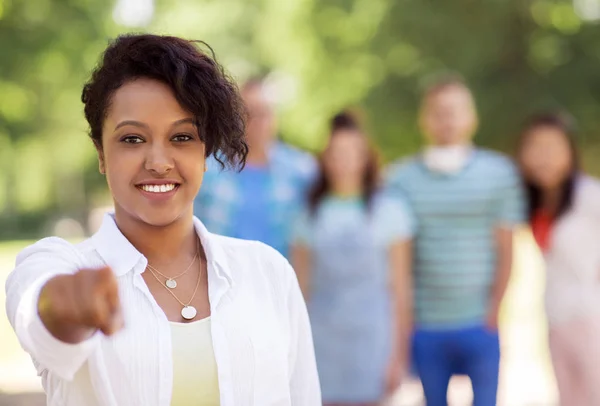 Grupp av happy internationella vänner utomhus — Stockfoto