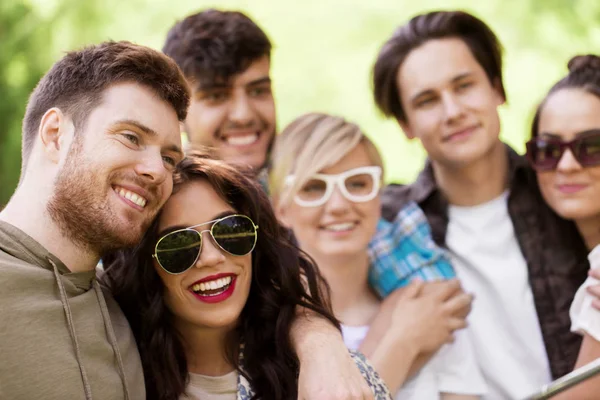 Grupo de amigos sorridentes felizes ao ar livre — Fotografia de Stock