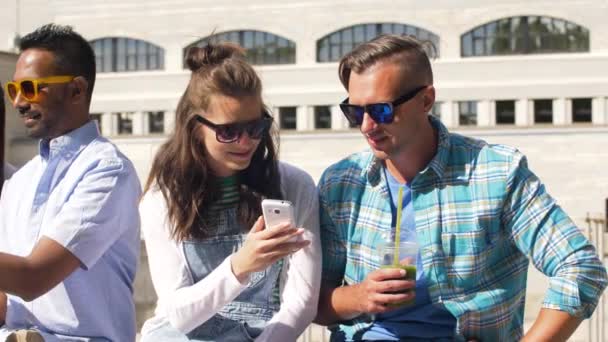 Amigos com bebida e smartphone na cidade — Vídeo de Stock