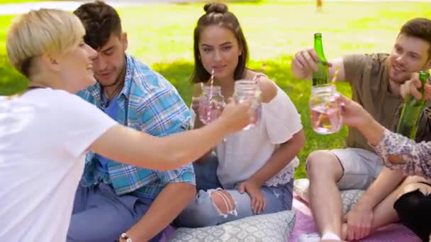 Heureux amis clinking boissons au parc d'été — Video