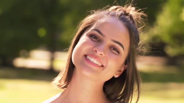 Retrato de la joven feliz en el parque de verano — Vídeos de Stock