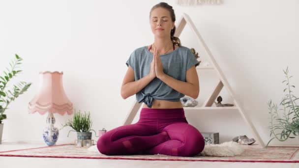 Жінка медитує в позі лотоса в студії йоги — стокове відео