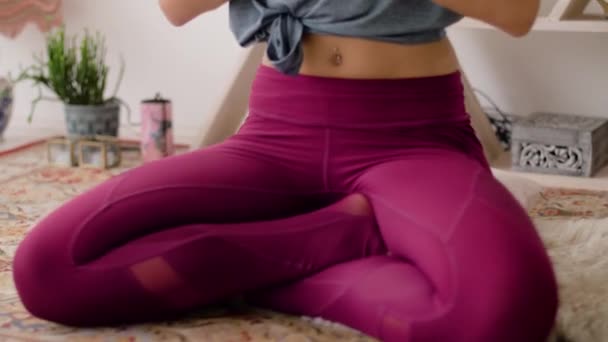Kobieta medytująca w pozycji lotosu w studiu jogi — Wideo stockowe