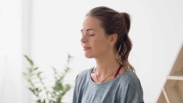 Lótuszban meditáló nő pózol a jóga stúdióban — Stock videók