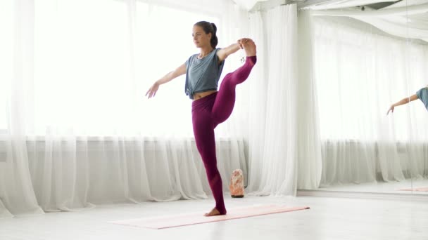Frau beim Yoga von der Hand bis zur großen Zehe im Studio — Stockvideo