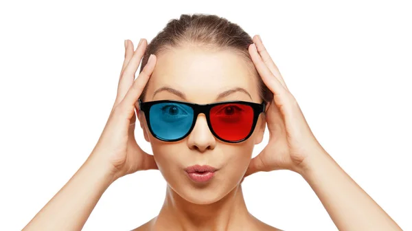 Animado jovem mulher em vermelho azul 3d óculos — Fotografia de Stock