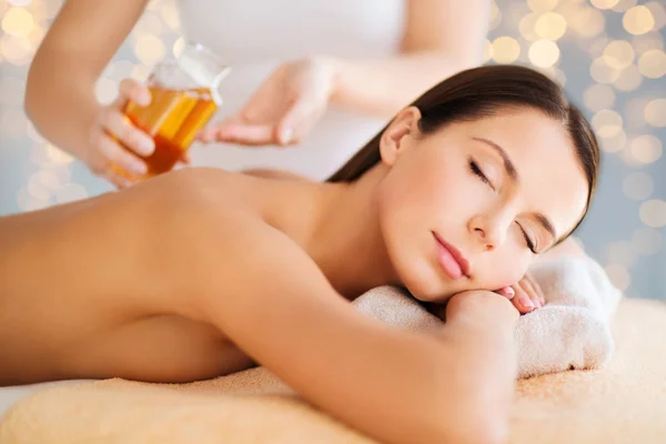Primer plano de la hermosa mujer teniendo masaje en el spa — Foto de Stock