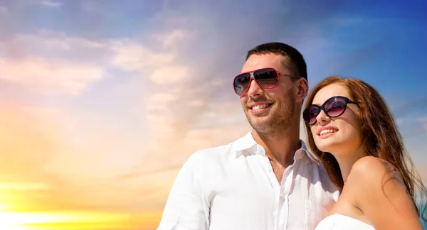 Gelukkige lachende paar in zonnebril — Stockfoto