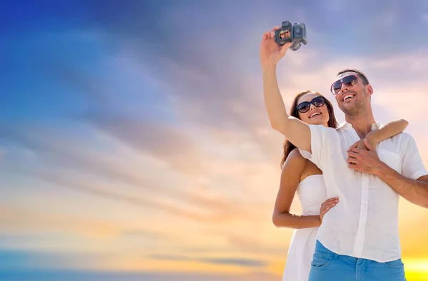 Lachende paar selfie maken door digitale camera — Stockfoto