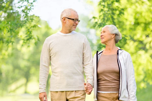 Gelukkige senior paar over groene natuurlijke achtergrond — Stockfoto