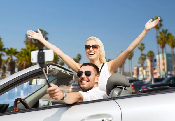 Boldog pár autót vesz selfie, a smartphone — Stock Fotó
