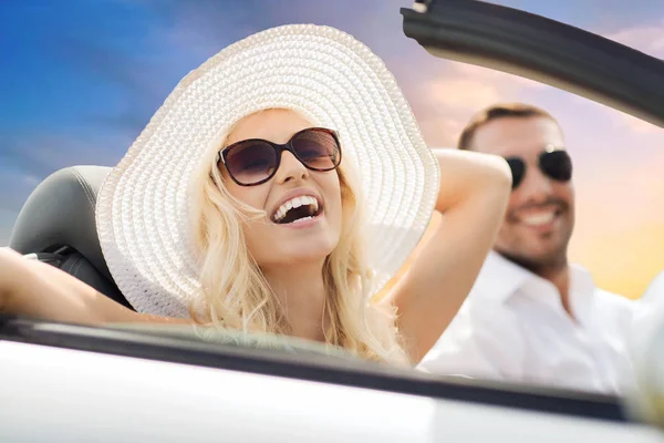 Casal feliz dirigindo no carro conversível sobre o céu — Fotografia de Stock