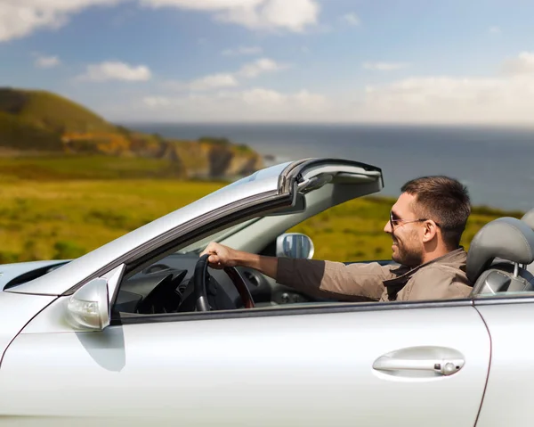 Hombre feliz conduciendo coche descapotable — Foto de Stock