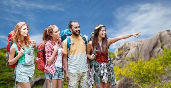 Friends with backpacks over seychelles island — Stock Photo, Image