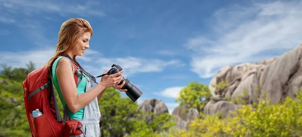 Vrouw met rugzak en camera over Seychellen — Stockfoto