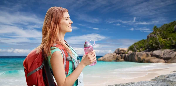 Šťastná žena s batohem přes pláž Seychelly — Stock fotografie