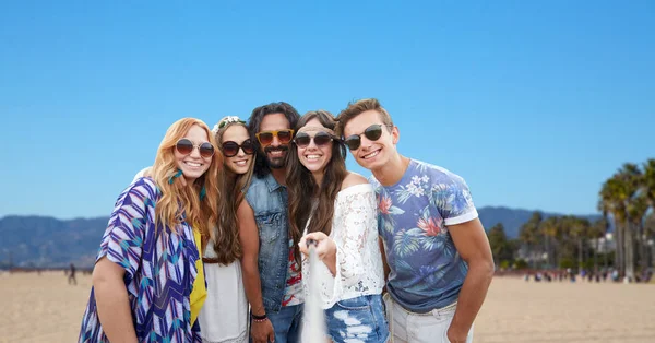 Hippie vänner tar bild av selfie stick — Stockfoto