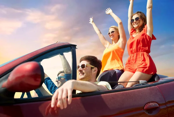 Amigos conduciendo en coche descapotable sobre el cielo — Foto de Stock