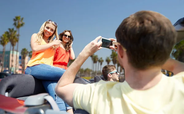 Freunde fotografieren im Auto über venezianischem Strand — Stockfoto
