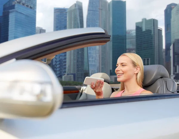 Donna con smartphone in auto sopra città singapore — Foto Stock