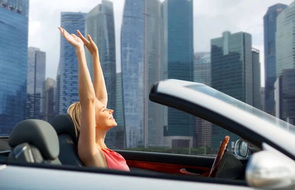 Mujer en coche descapotable sobre la ciudad de Singapur —  Fotos de Stock