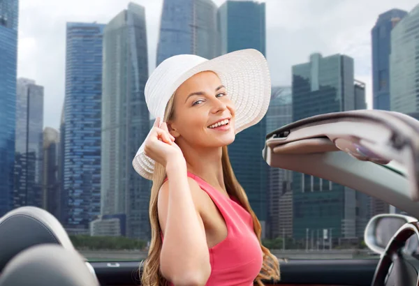 Γυναίκα με καπέλο σε μετατρέψιμο αυτοκίνητο πάνω από Σιγκαπούρη — Φωτογραφία Αρχείου