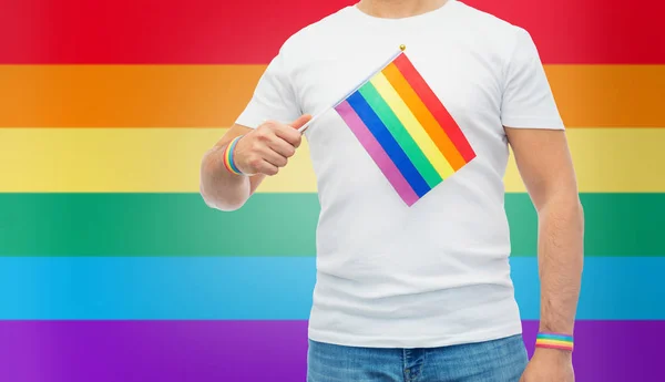 Hombre con bandera de arco iris y pulseras de orgullo gay — Foto de Stock