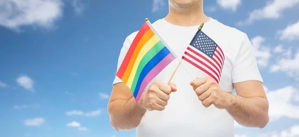 Hombre con gay orgullo arco iris y american bandera —  Fotos de Stock