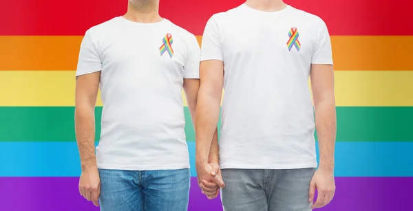 Nahaufnahme von Paar mit Gay Pride Regenbogenbändern — Stockfoto