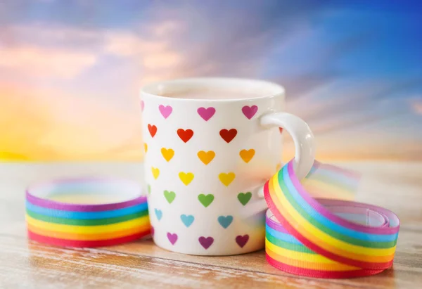 Cup met hart patroon en homo bewustzijn lint — Stockfoto