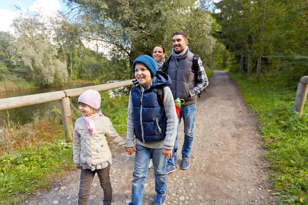 Familia con mochilas senderismo o caminar en el bosque —  Fotos de Stock