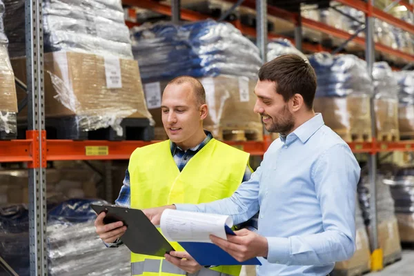 Werknemer en zakenman met Klembord in magazijn — Stockfoto