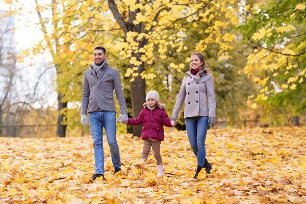 Famille heureuse marchant au parc d'automne — Photo